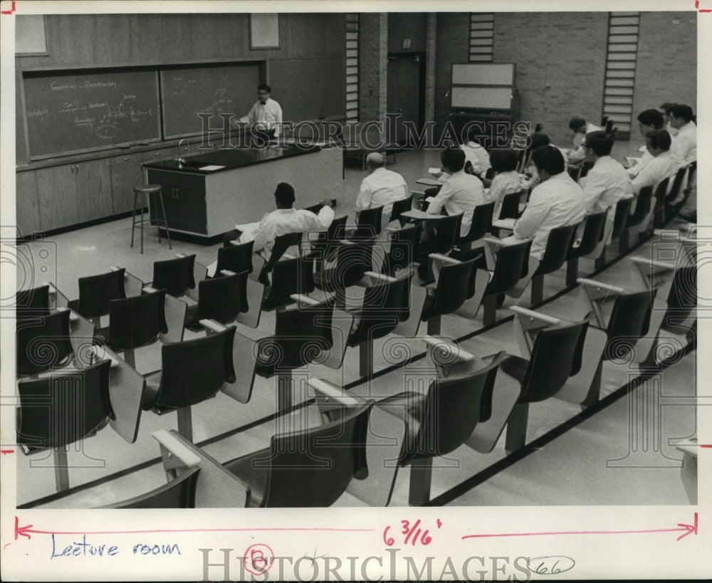 Press Photo Students &amp; a teacher in a lecture room at a school - sba16540-Historic Images