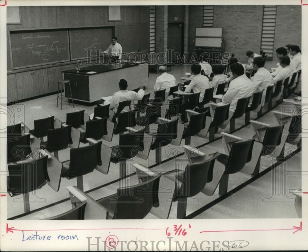 Press Photo Students & a teacher in a lecture room at a school - sba16540-Historic Images