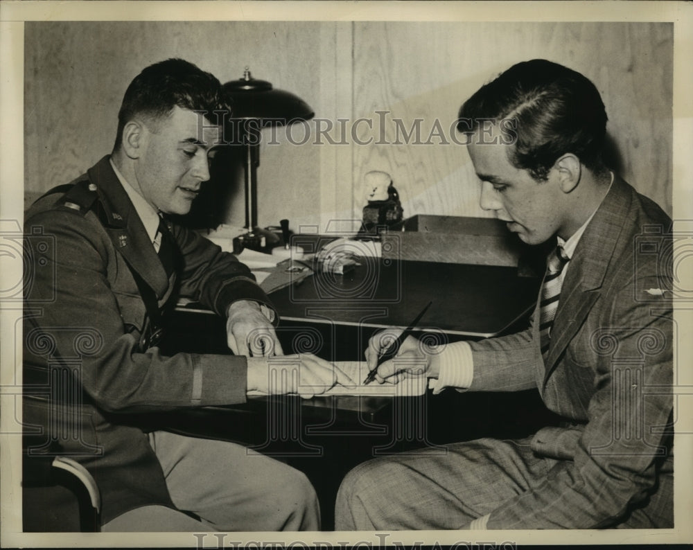 Press Photo Erhard G. Jaeger joins the American Army - sba16660-Historic Images