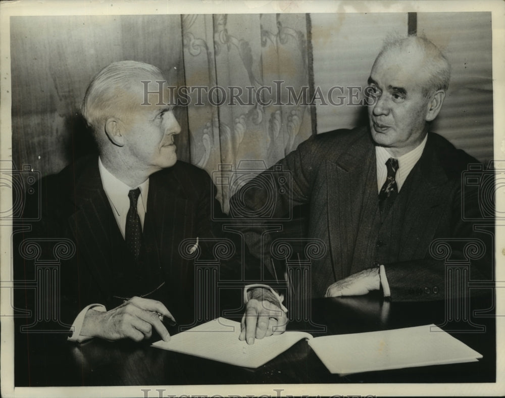 1941 Press Photo J.L. Perry and Philip Murray signed for new Steel Contract-Historic Images