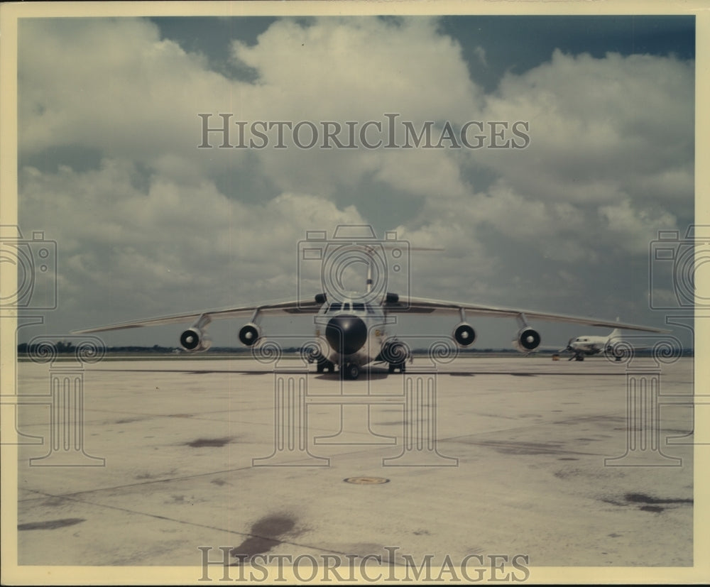 Press Photo A view of parked planes - sba16794-Historic Images