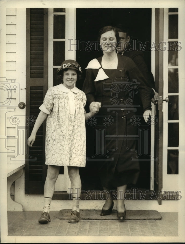 1933 Press Photo Detroit heiress Peggy McMath & mom after the child's return-Historic Images