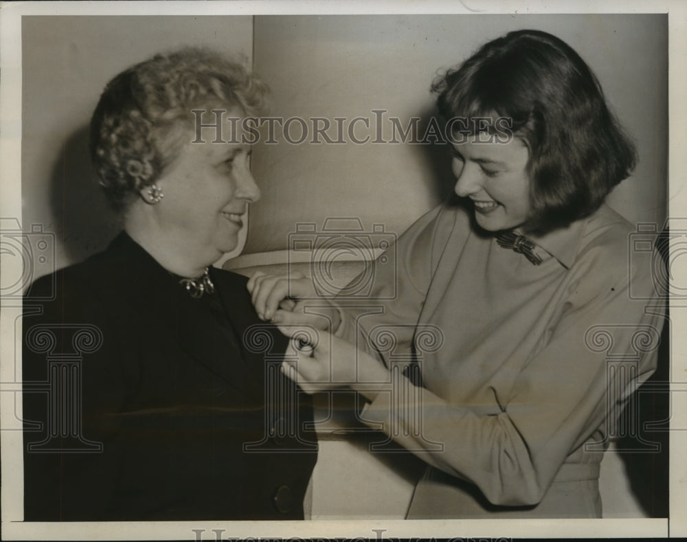 1946 Press Photo Ingrid Bergman pins the Red Feather to Mrs. Truman - Historic Images