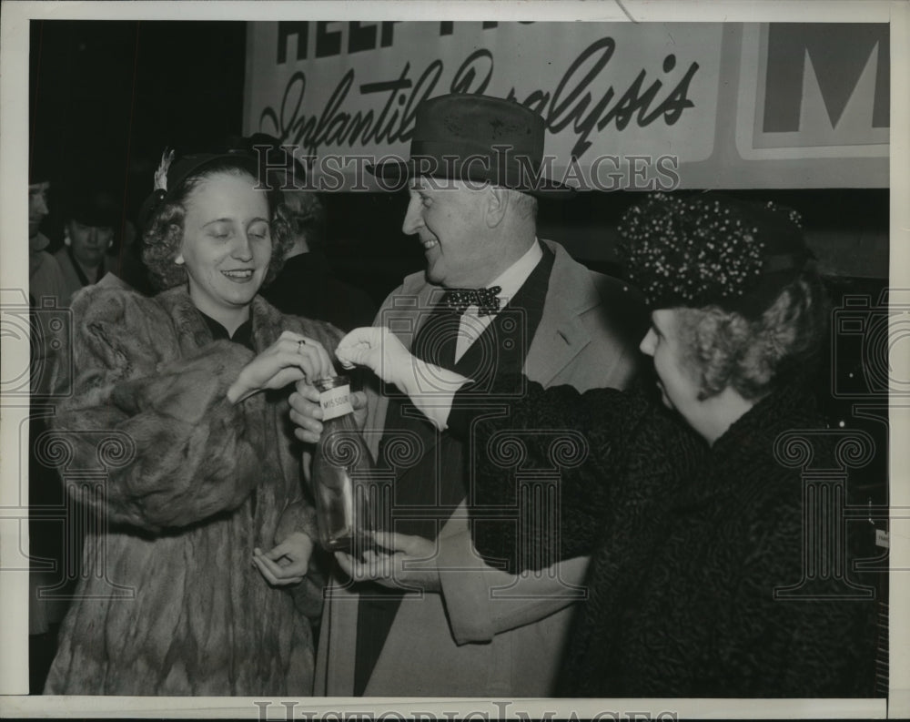 1947 Press Photo Mrs. Truman and daughter Margaret donate to "March of Dimes"-Historic Images