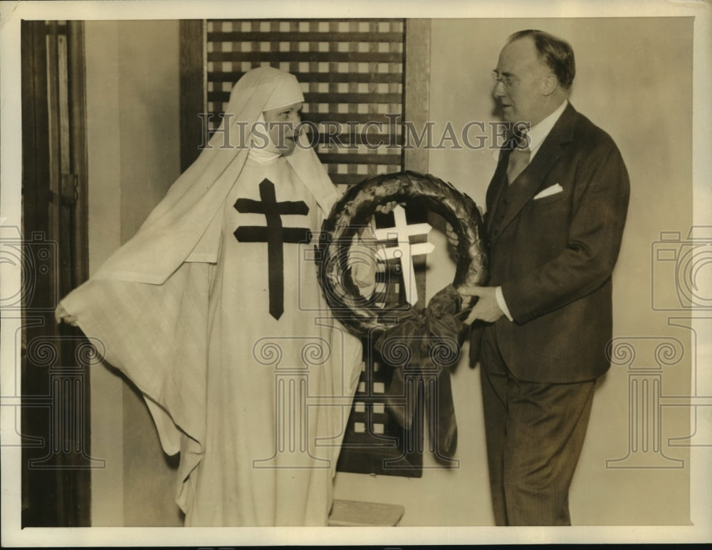 1934 Press Photo Mildred Showalter presents Memorial Wreath to Otto Wadsted.-Historic Images