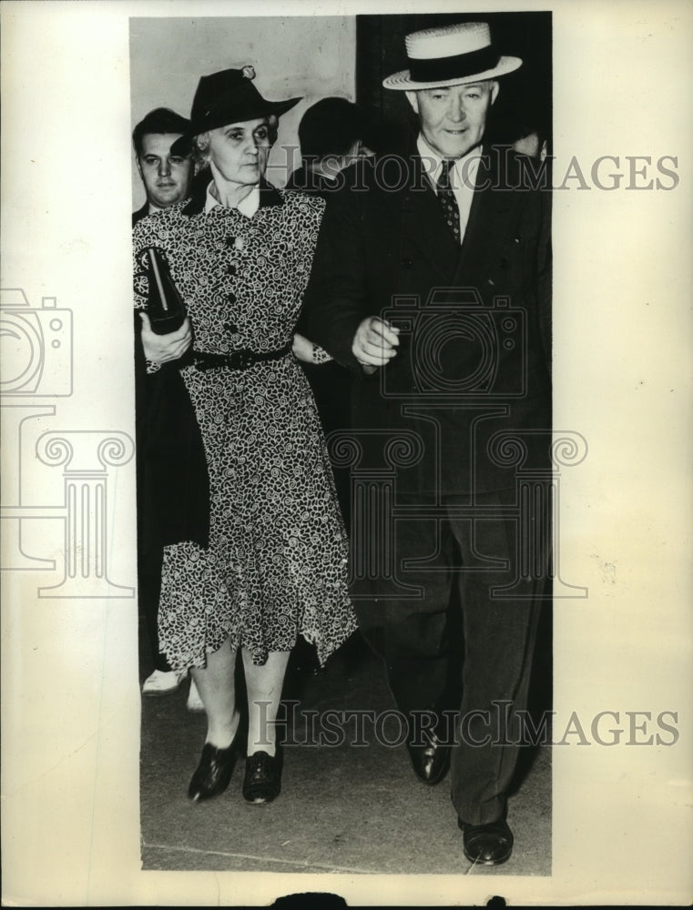 Press Photo A gentleman escorts the lady as they walk - Historic Images