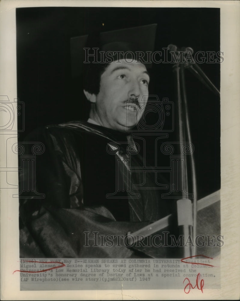 1947 Pres. Miguel Aleman of Mexico speaks at Columbia University - Historic Images
