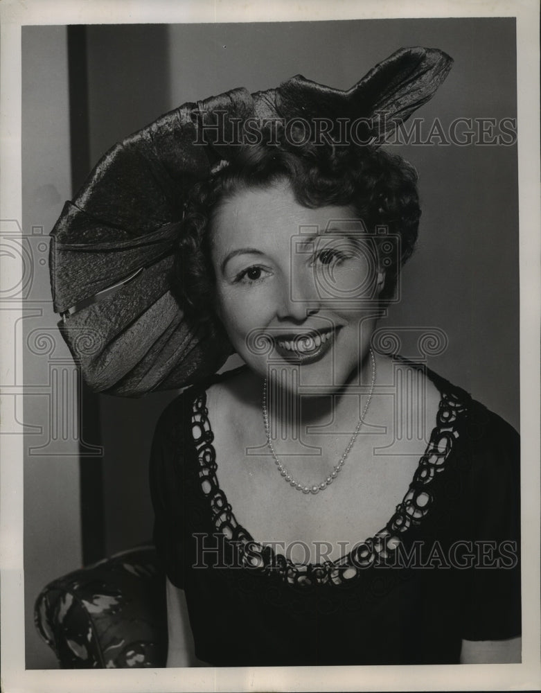 1952 Press Photo Mrs. Lauritz Melchior Wearing A Hat From Mr. John&#39;s Collection- Historic Images