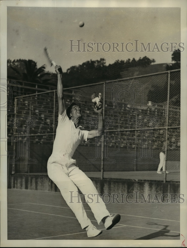1940 Press Photo Bob Peacock goes for the ball during tennis tournament- Historic Images