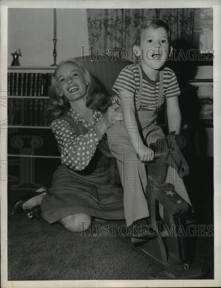 1944 Press Photo Faye Emerson, fiancee of Elliott Roosevelt shown with her son - Historic Images