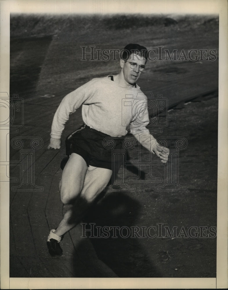 1943 Gilbert Dodds wins the James Sullivan Memorial Trophy - Historic Images