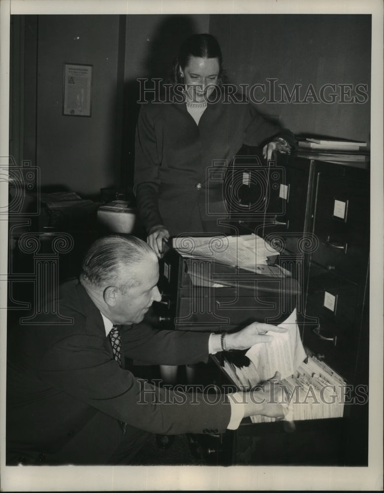 1947 Press Photo Mrs Regan &amp; Rep Ken Regan work on files in his DC office-Historic Images