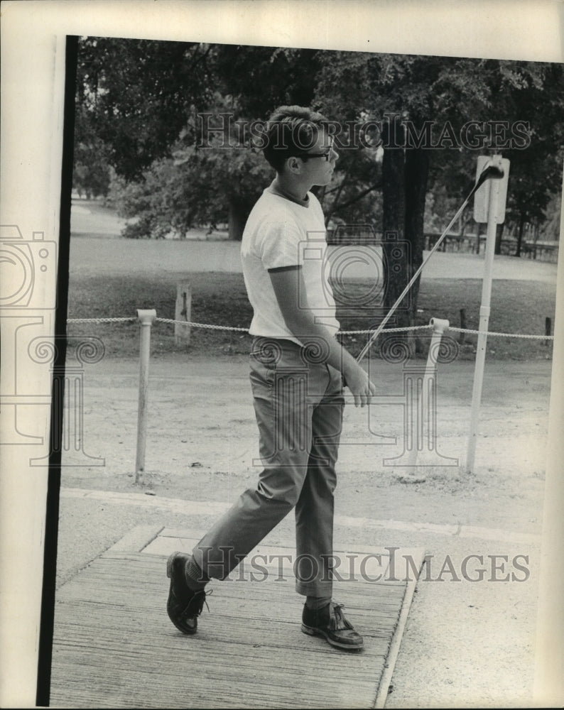 Press Photo Grene O. Hutchison looks on how far the ball has reach - sba17862-Historic Images