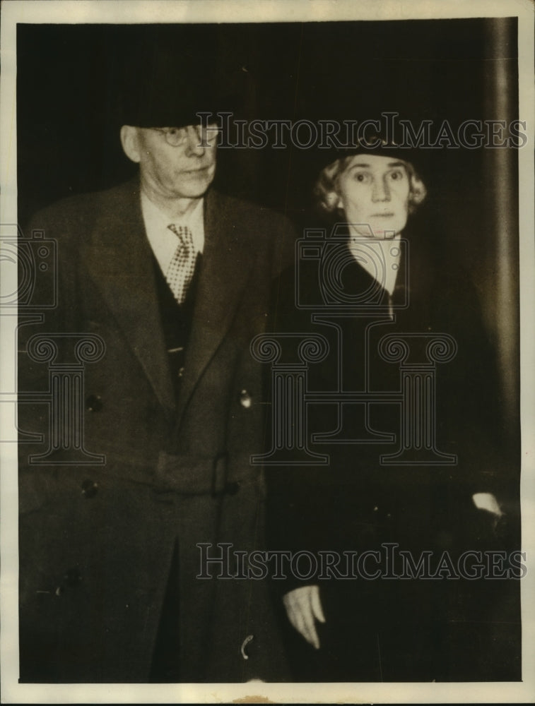 1936 Press Photo Lilliam McDowell escorted after jury sentenced her for robbery-Historic Images