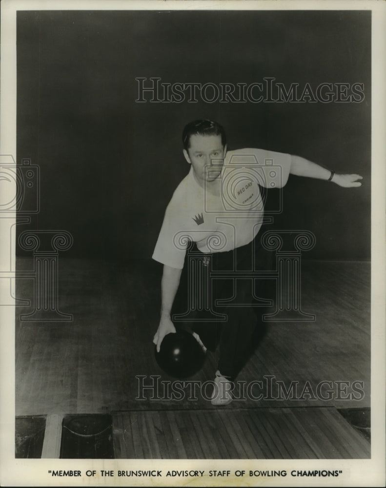 Press Photo Member of the Brunswick Advisory staff of Bowling champions Ned Day-Historic Images