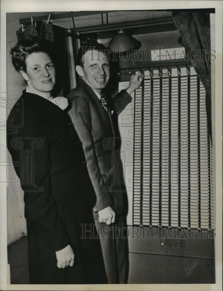 1946 Press Photo Alfred Drisoll seeks Governorship of New Jersey shown with wife-Historic Images