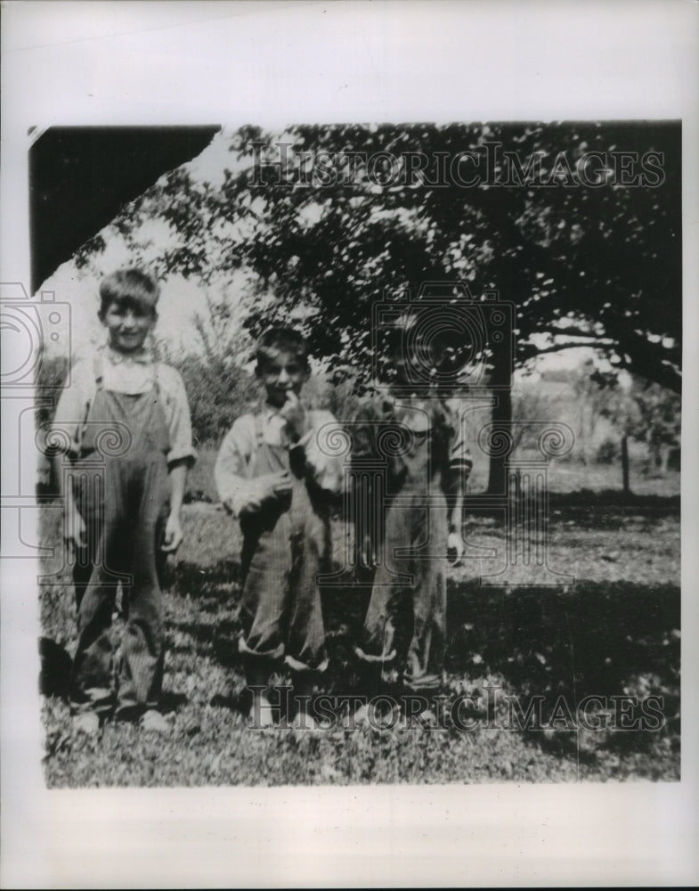 1954 Press Photo Joe McCarthy &amp; 2 of his brothers as children in Wisconsin-Historic Images