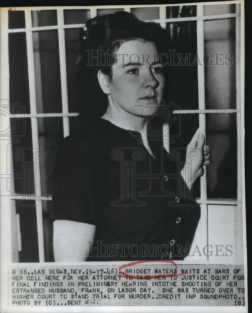 1946 Press Photo Bridget Waters waiting at the bars of the cell for her attorney - Historic Images