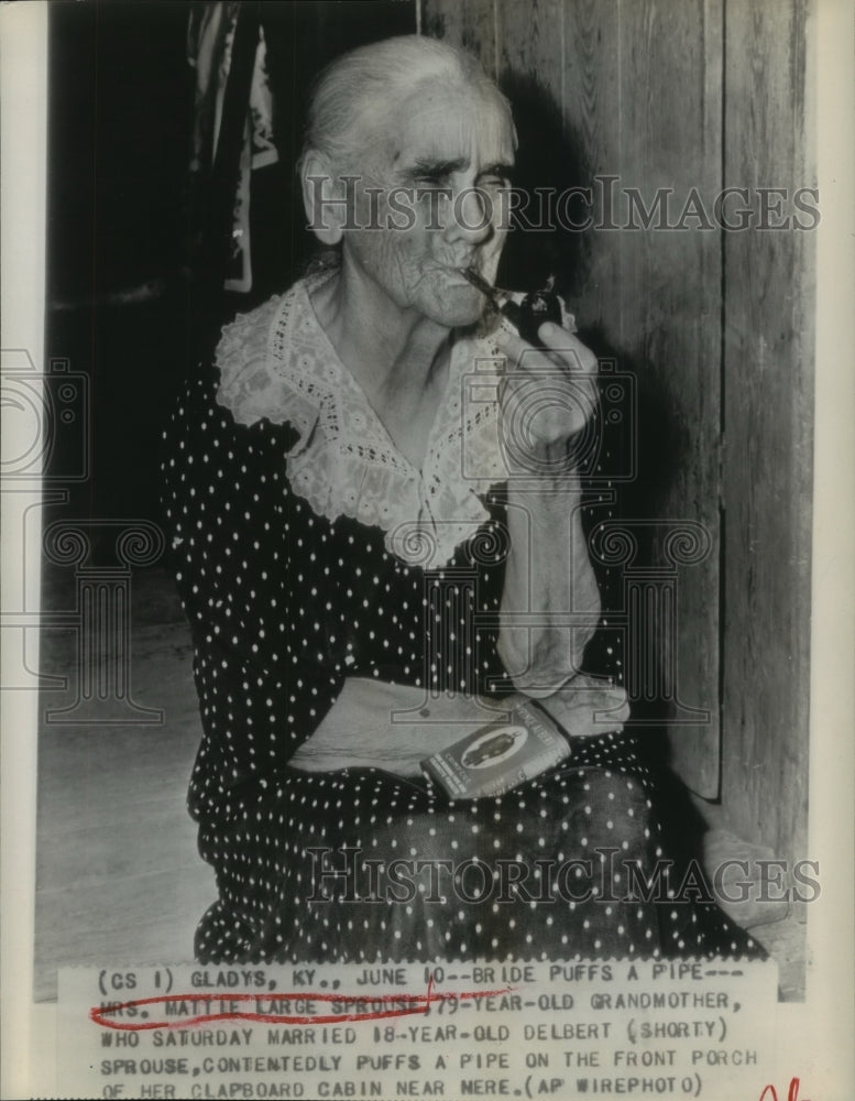 Press Photo Mrs Mattie Large Sprouse age 79 weds DelbertSprouse age 18-Historic Images