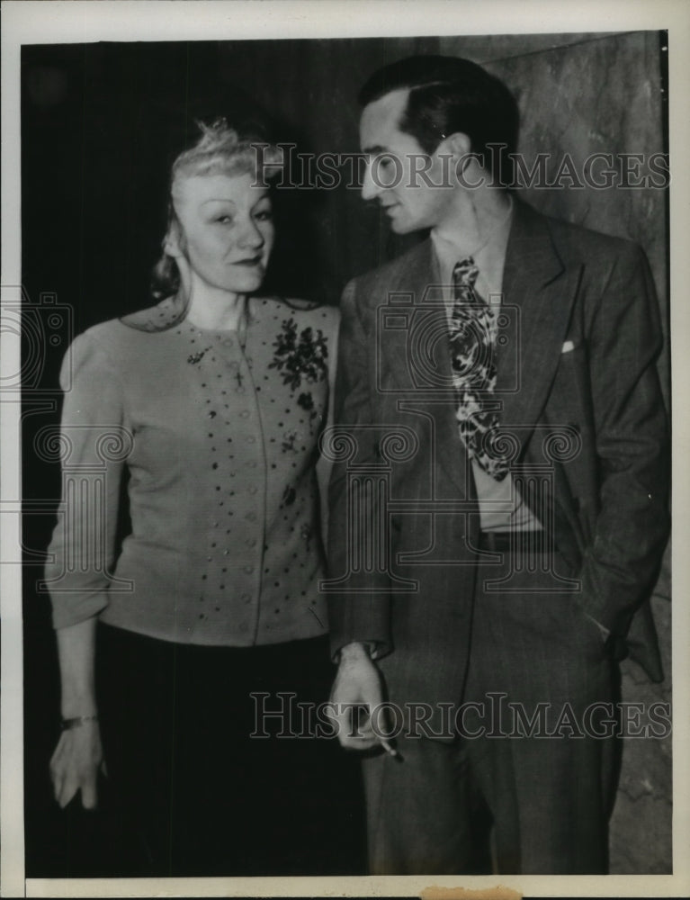 1947 Press Photo Mrs James M McBride & Rudolph J Soelich at court - sba18218-Historic Images