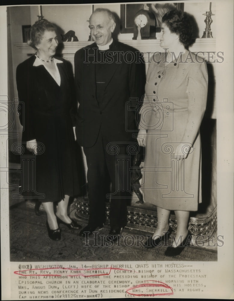 1947 Press Photo The Reverend and Mrs. Henry Sherrill chat with Mrs. Angus Dun-Historic Images