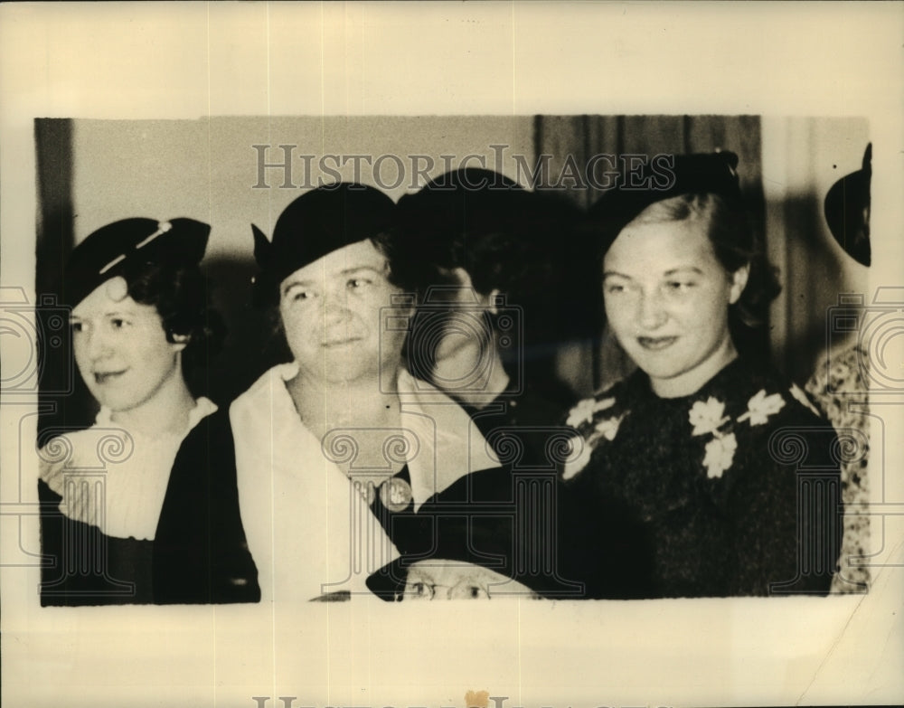 1935 Press Photo NY Police commissioneers daaughters Ruth &amp; Miriam &amp; mom-Historic Images