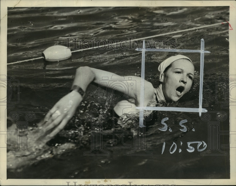 Press Photo Toni Redfern swimming in a lane - sba18475-Historic Images