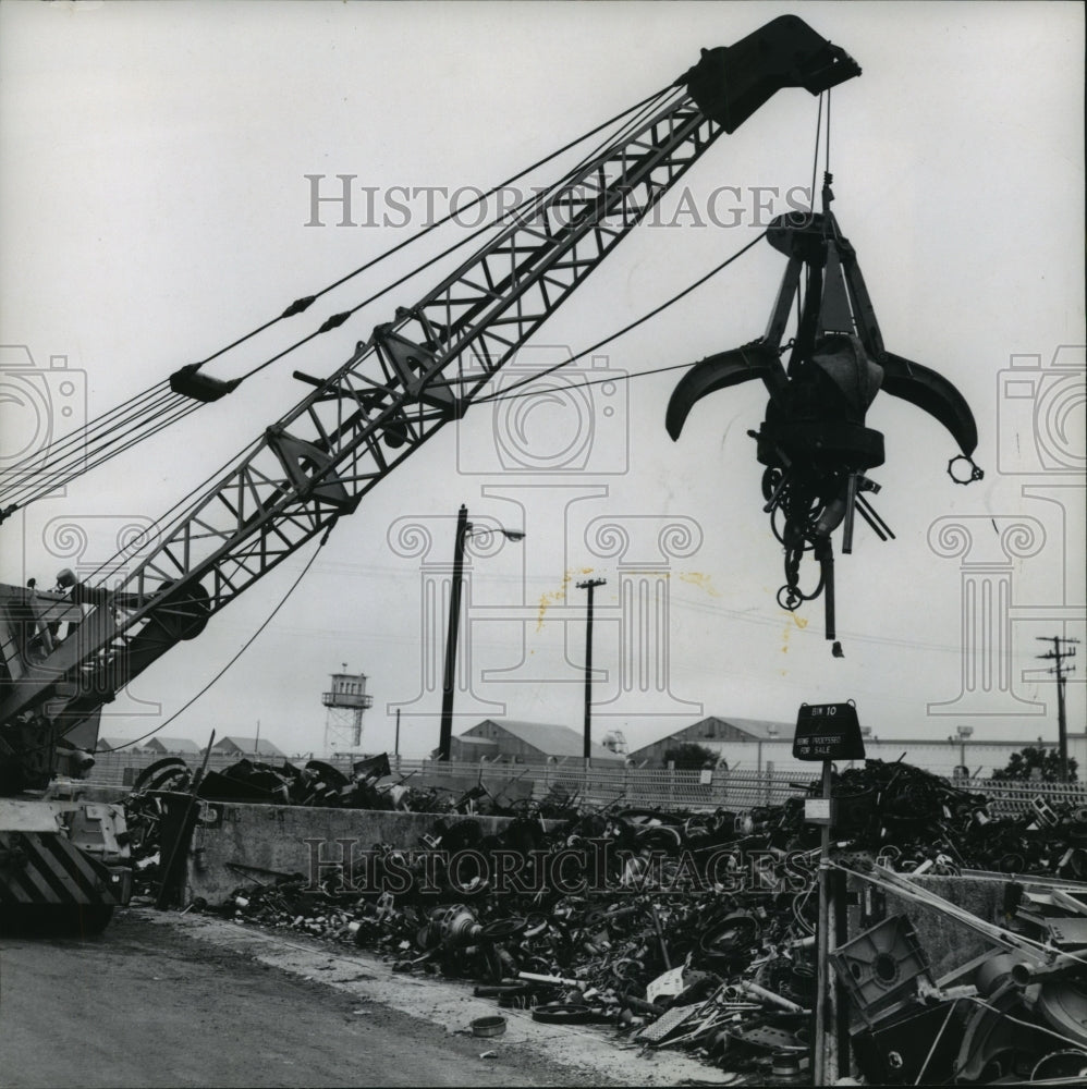Press Photo Crane with Grapple Magnet to Pick Up Scrape - sba18717-Historic Images