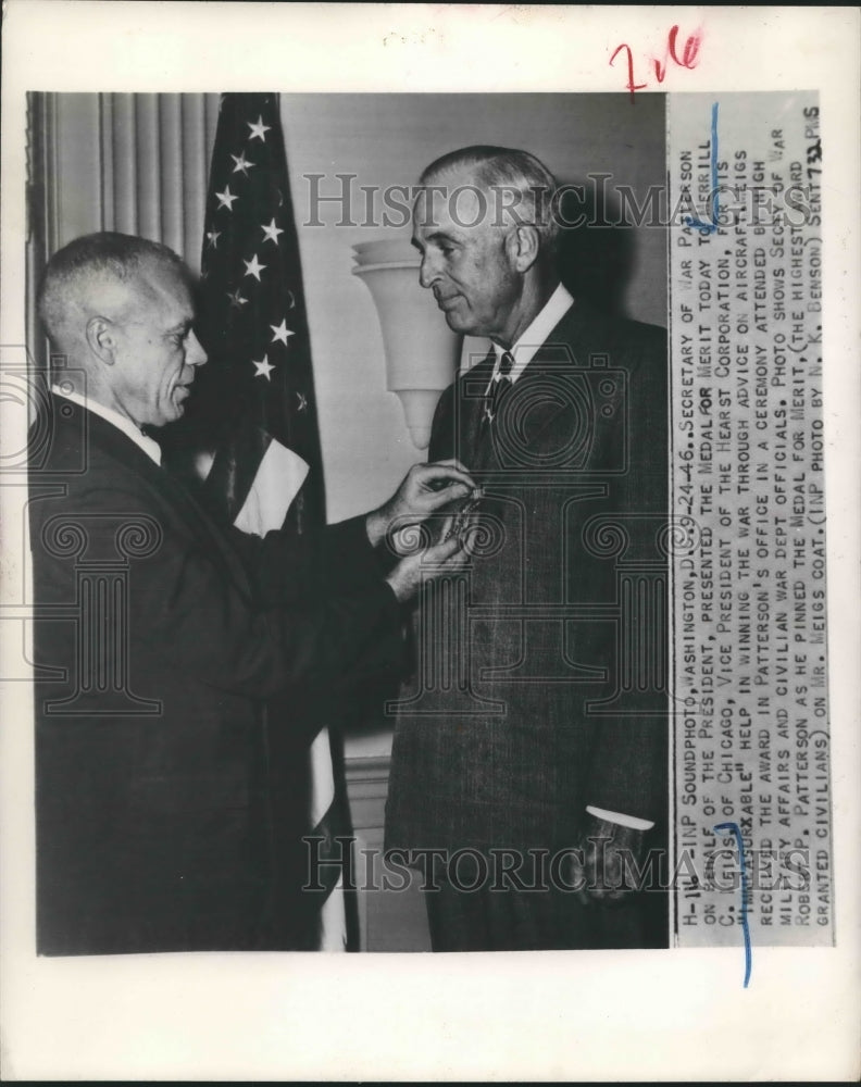 1946 Press Photo Merrill C.Meigs of the Hearst Corp.received the Medal of Merit - Historic Images