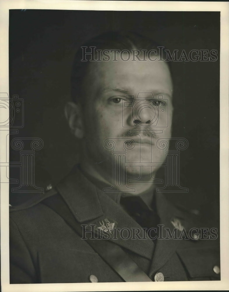Press Photo Capt. Edgar T. Selzer poses for a portrait - sba19068-Historic Images