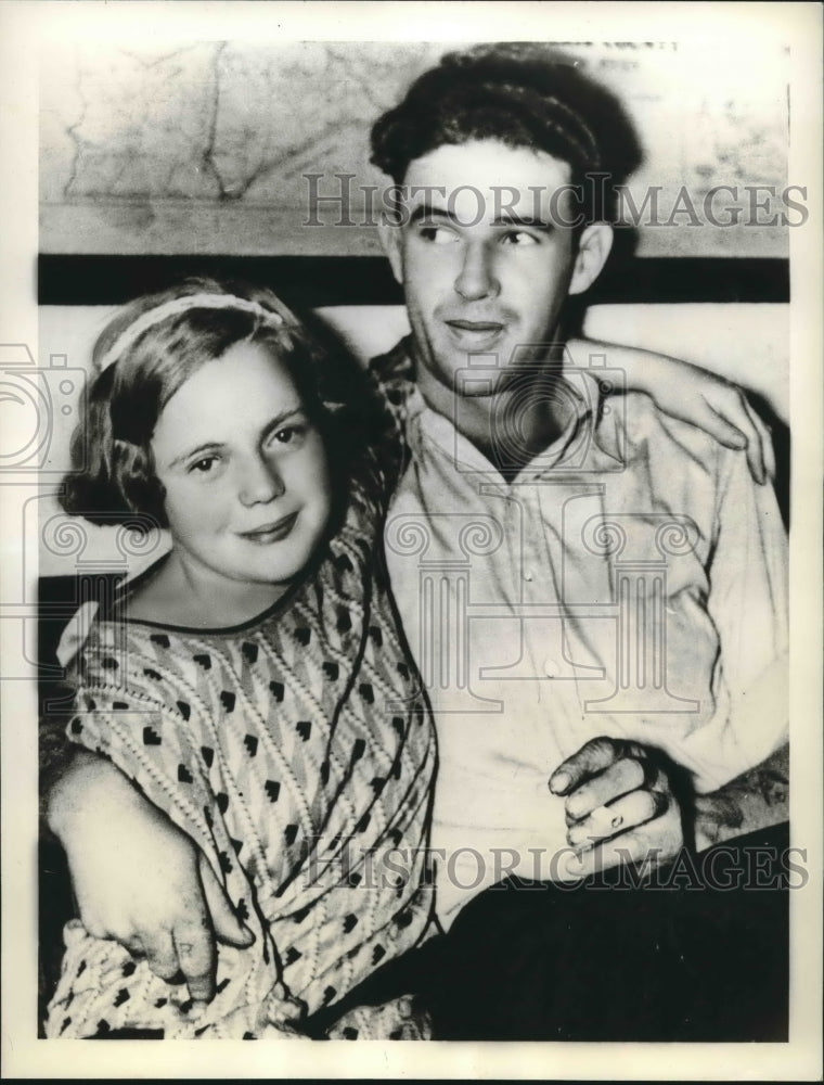 1938 Press Photo Theodore Flatt Jr, charged with bigamy shown with second wife-Historic Images