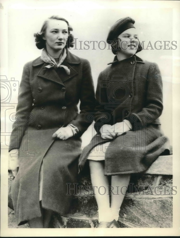 1939 Press Photo Joan Clark with her sister Anne Lindsey Clark at Nahant-Historic Images