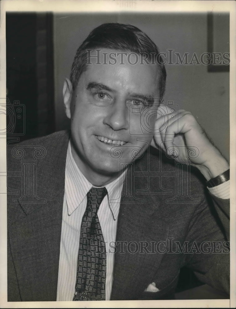 1939 Press Photo Edwin Smith smiles in his office at Washington - sba19434-Historic Images