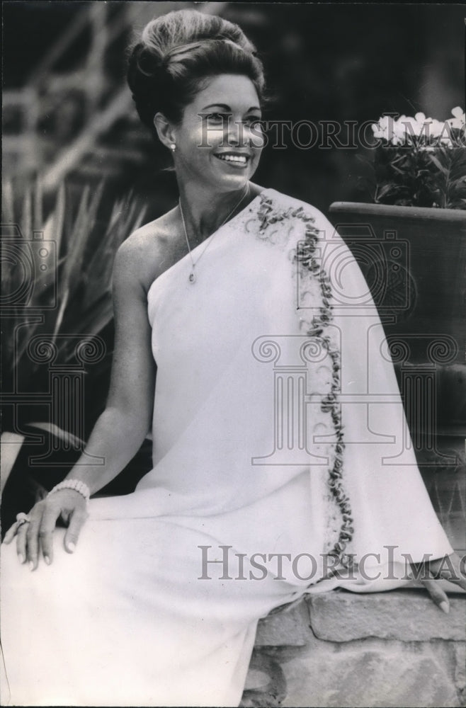 Press Photo Mrs. Paul J. Meyer in a photoshoot - sba19513-Historic Images