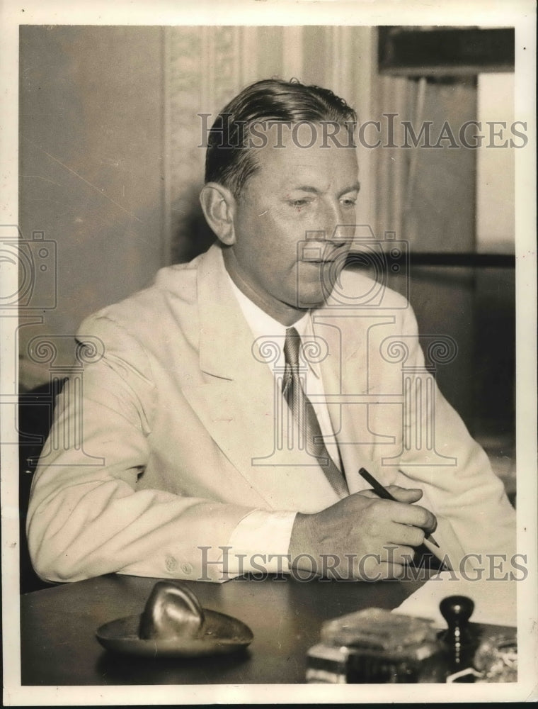 Press Photo American diplomat Jay Pierrepont in a desk - Historic Images
