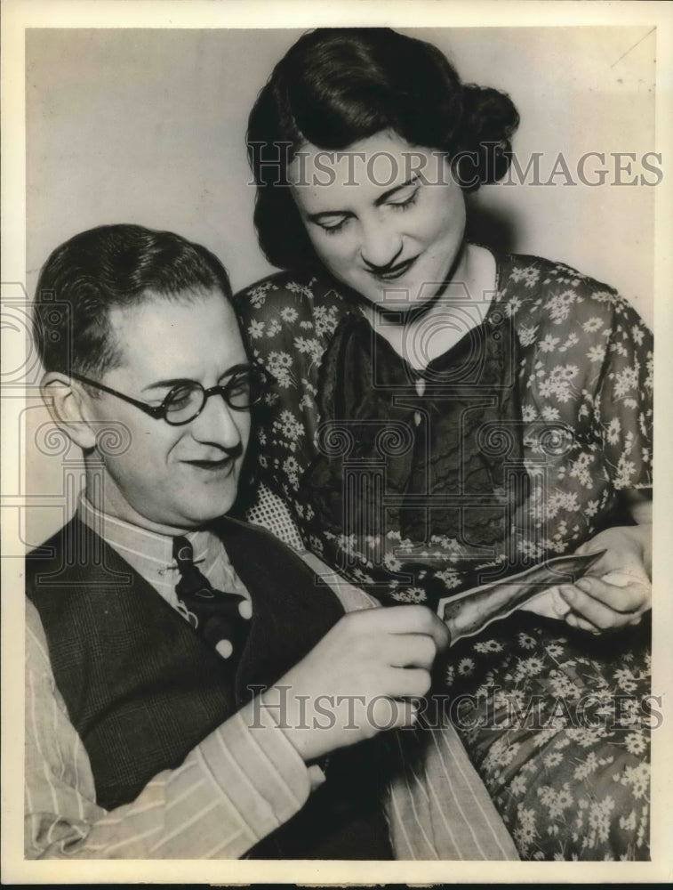 1937 Press Photo Frank Stremmel and wife look at Second Charles Ross Ransom bill-Historic Images