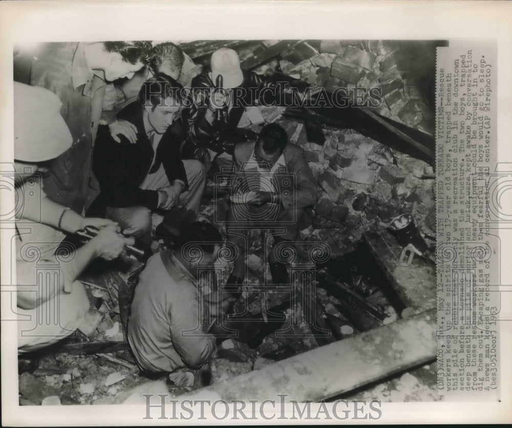 1953 Press Photo Rescuers keep the conversation with the trapped tornado victims-Historic Images