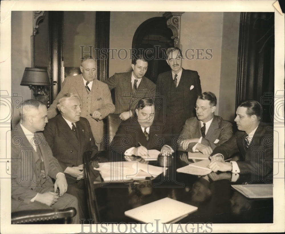 1938 Mayor&#39;s Conference meeting headed by Mayor F.H. LaGuardia - Historic Images