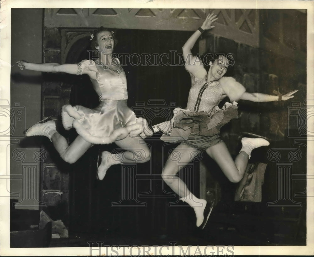 1939 Press Photo Evelyn Chandler and Bess Ehrhardt Dashing Ballet on Blades-Historic Images