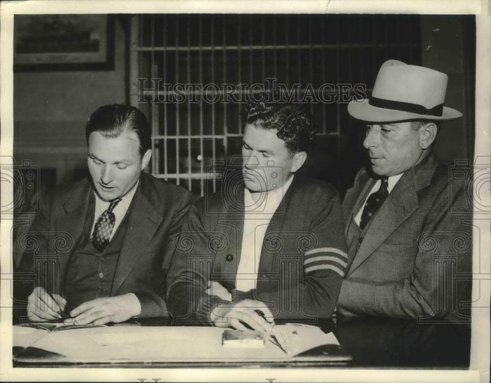 1938 Press Photo Thomas White & Archie Andrews questioned following fight-Historic Images
