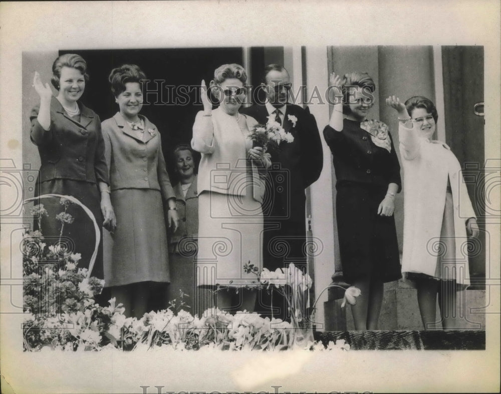 1965 Dutch Royal Family Celebrated Queen Juliannas 54th Birthday - Historic Images