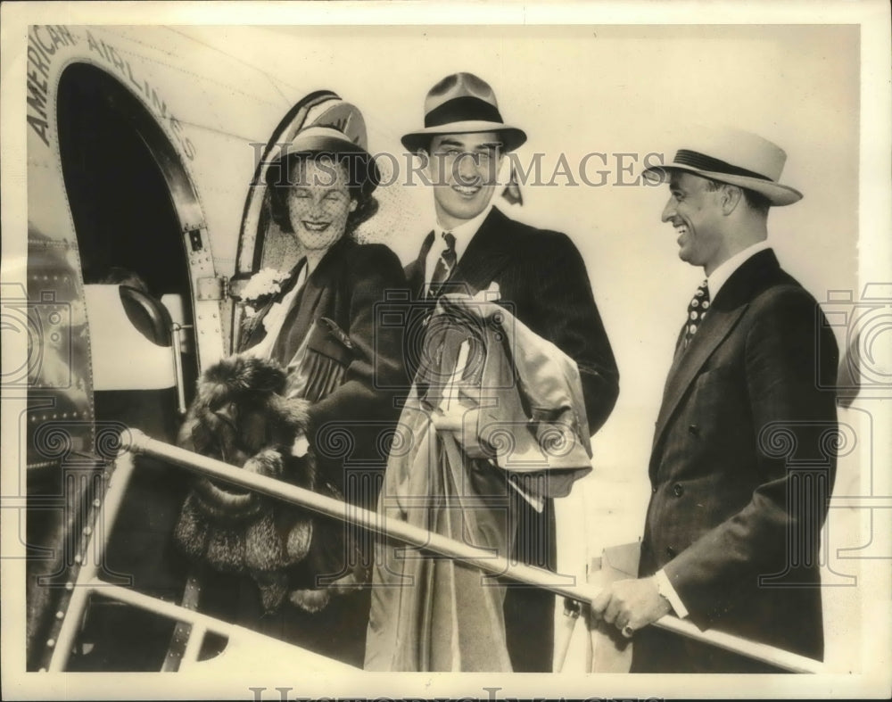 1938 Franklin Roosevelt Jr. and wife en route to brother&#39;s wedding - Historic Images