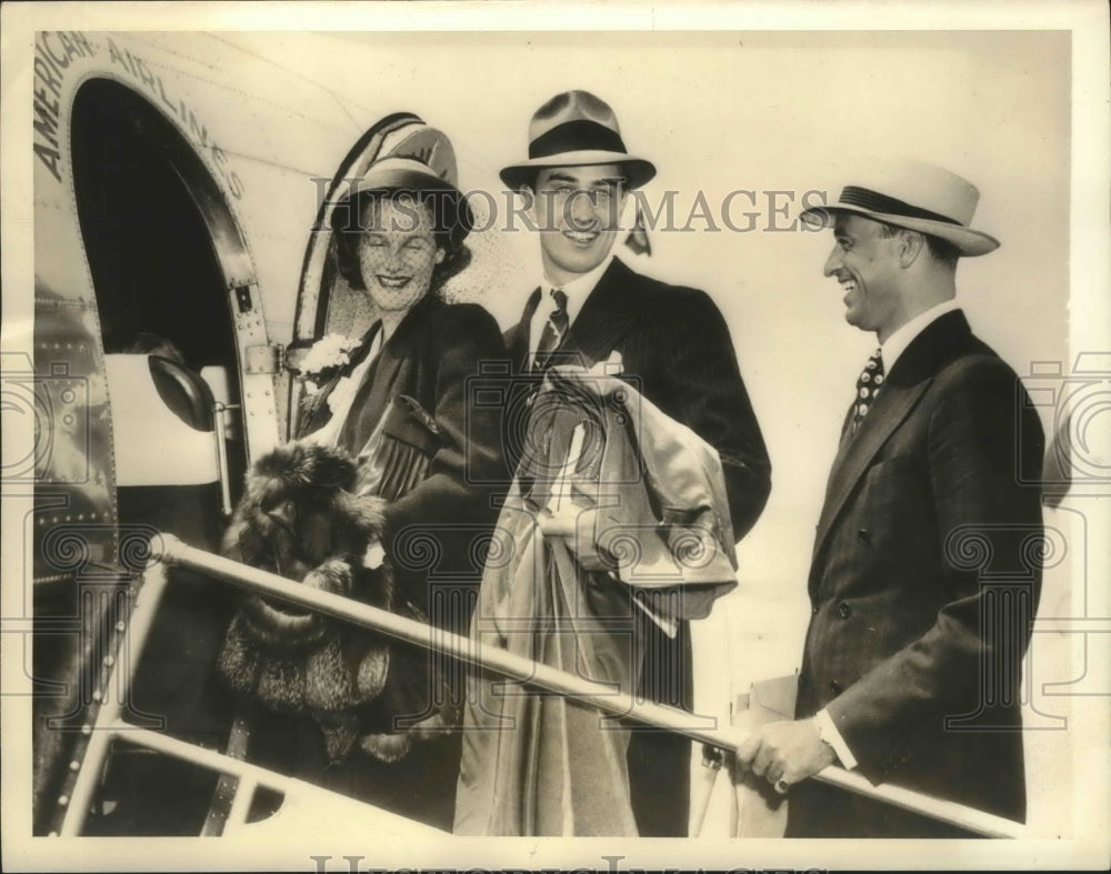 1938 Franklin Roosevelt Jr. and wife en route to brother's wedding - Historic Images