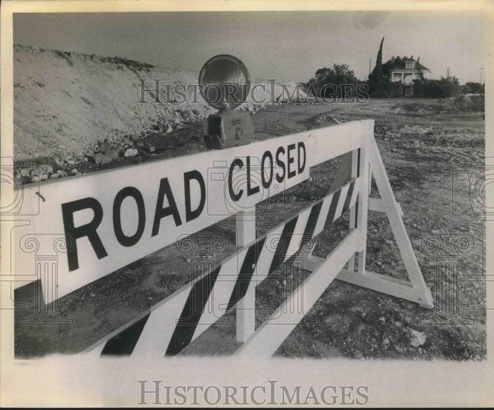 1965 Press Photo A road closed sign at home of Mrs Maude Will Cox - sba20292-Historic Images