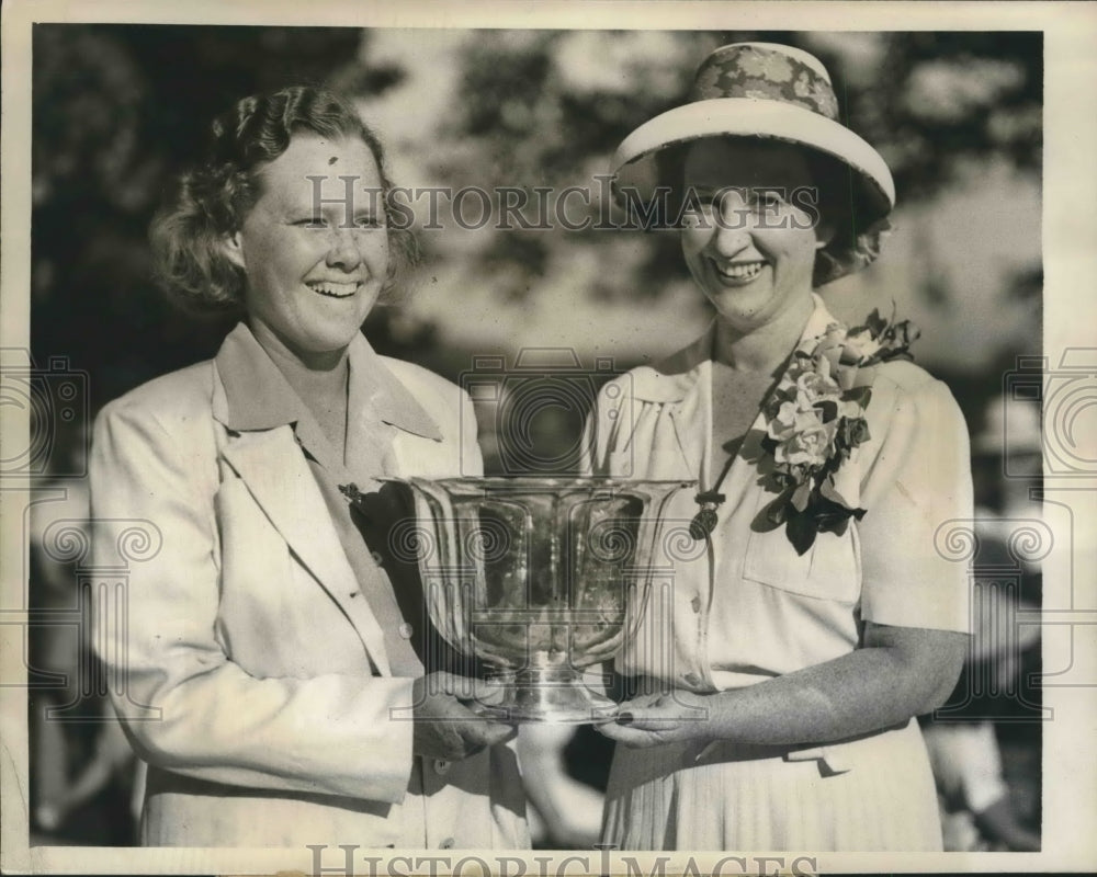 1943 Patty Berg receives the Walker Trophy from Mrs Ferdinand Bunte - Historic Images
