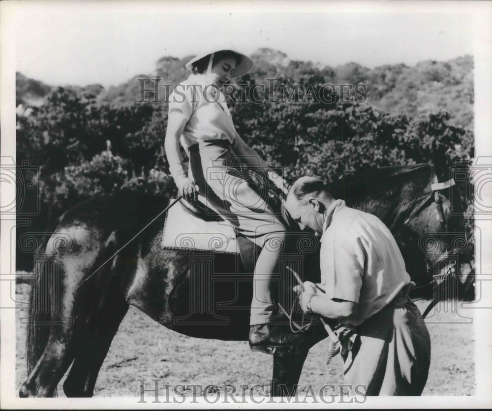 1951 Press Photo Princess Elizabeth having her stirrups adjusted - sba20447-Historic Images