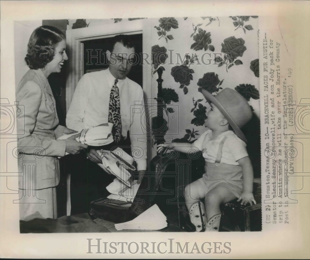 1949 Press Photo Searey Bracewell will take Harris County Post packs with family-Historic Images