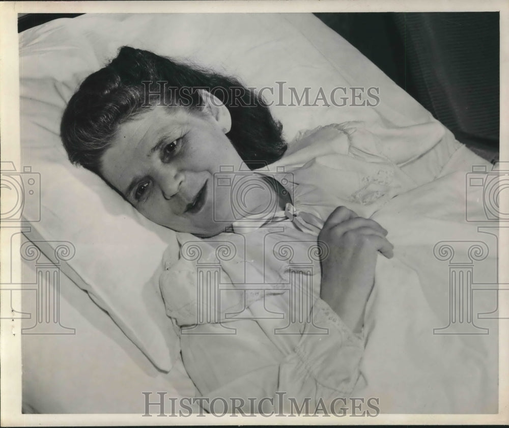 1948 Press Photo Mrs Oksana Kasenkina shown in hospital bed after window jump-Historic Images