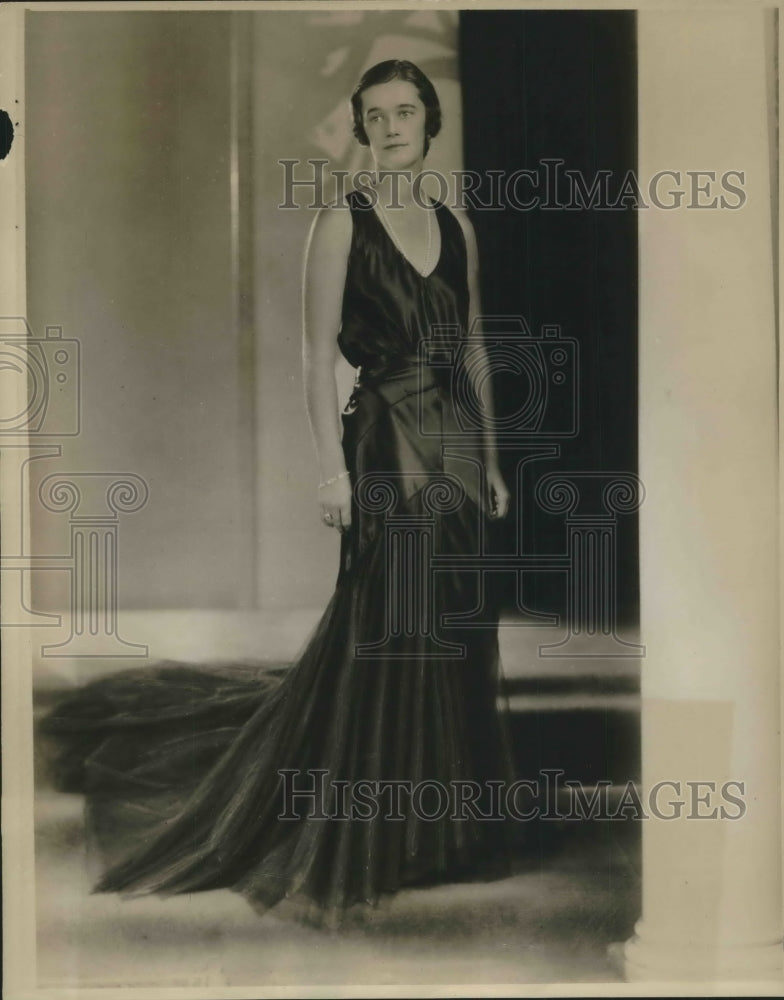 1930 Press Photo Miss Polly Putnam wearing her black satin evening gown-Historic Images