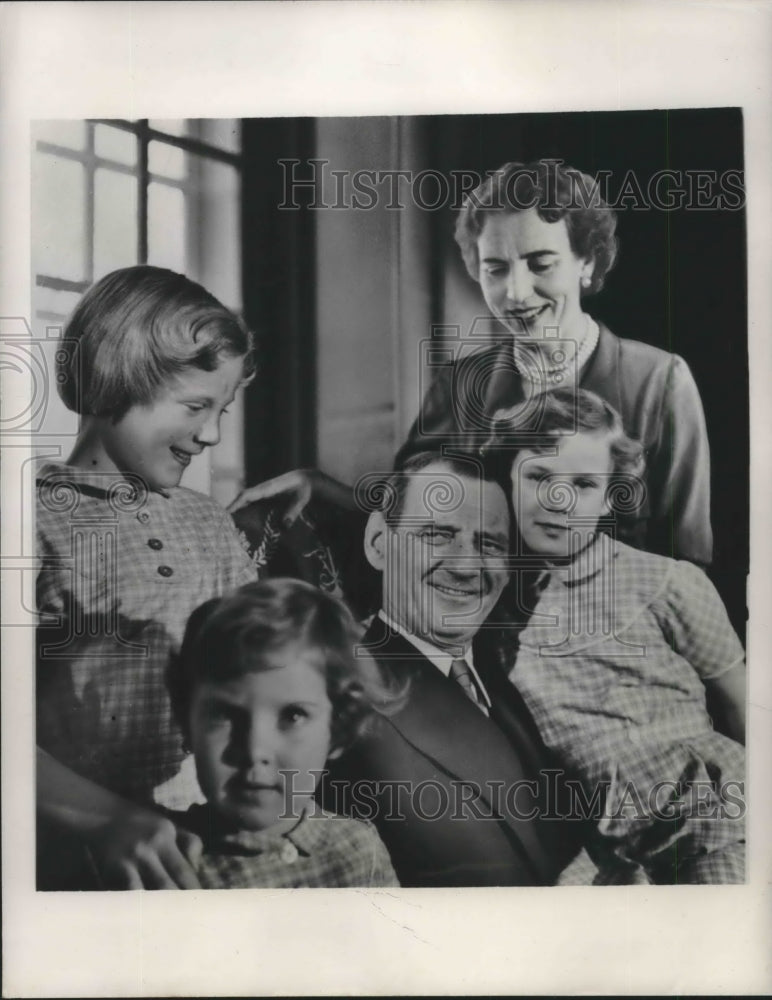 1951 Press Photo King Frederik and Queen Ingrid with their three daughters-Historic Images
